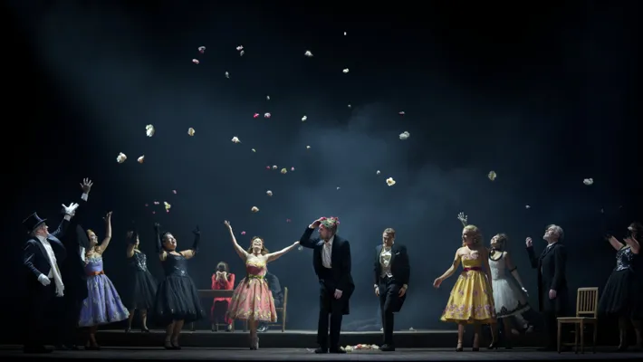 En scen med festklädda människor.