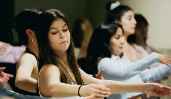 Person that holds a balett position.