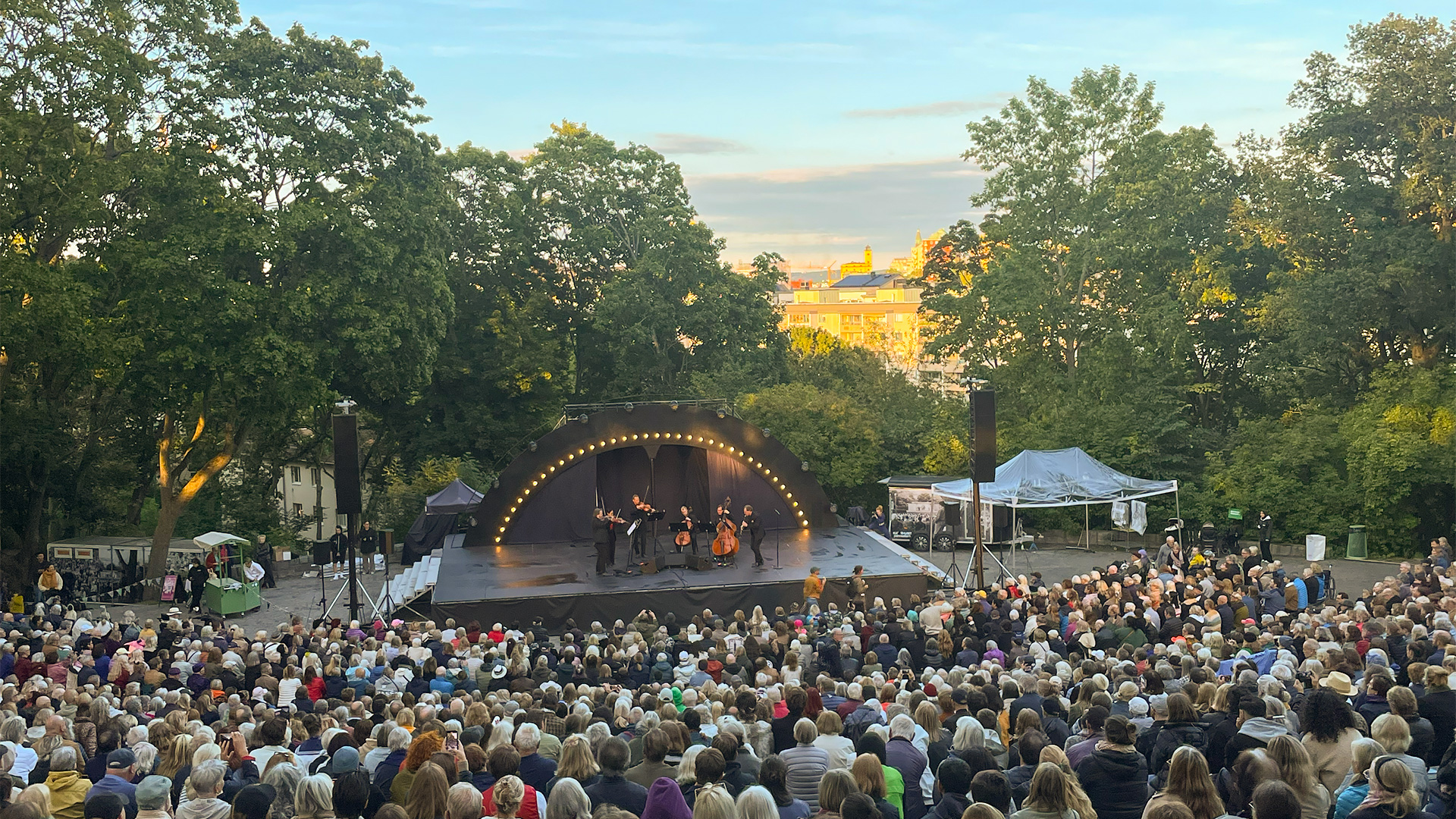 En utomhusscen med stor publik framför.