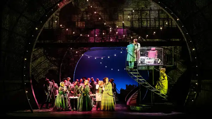 En scenbild med en trappa till höger som leder till en barberarstol på en plattform.