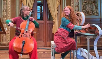 En kvinna spelar cello, en kvinna vevar en speldosa.