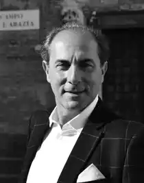 En närbild på en leende man i rutig kostym.