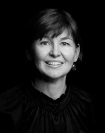 Närbild på en leende kvinna med kort, mörk pagefrisyr.