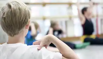 Ung person som gör rörelseövning under en workshop.