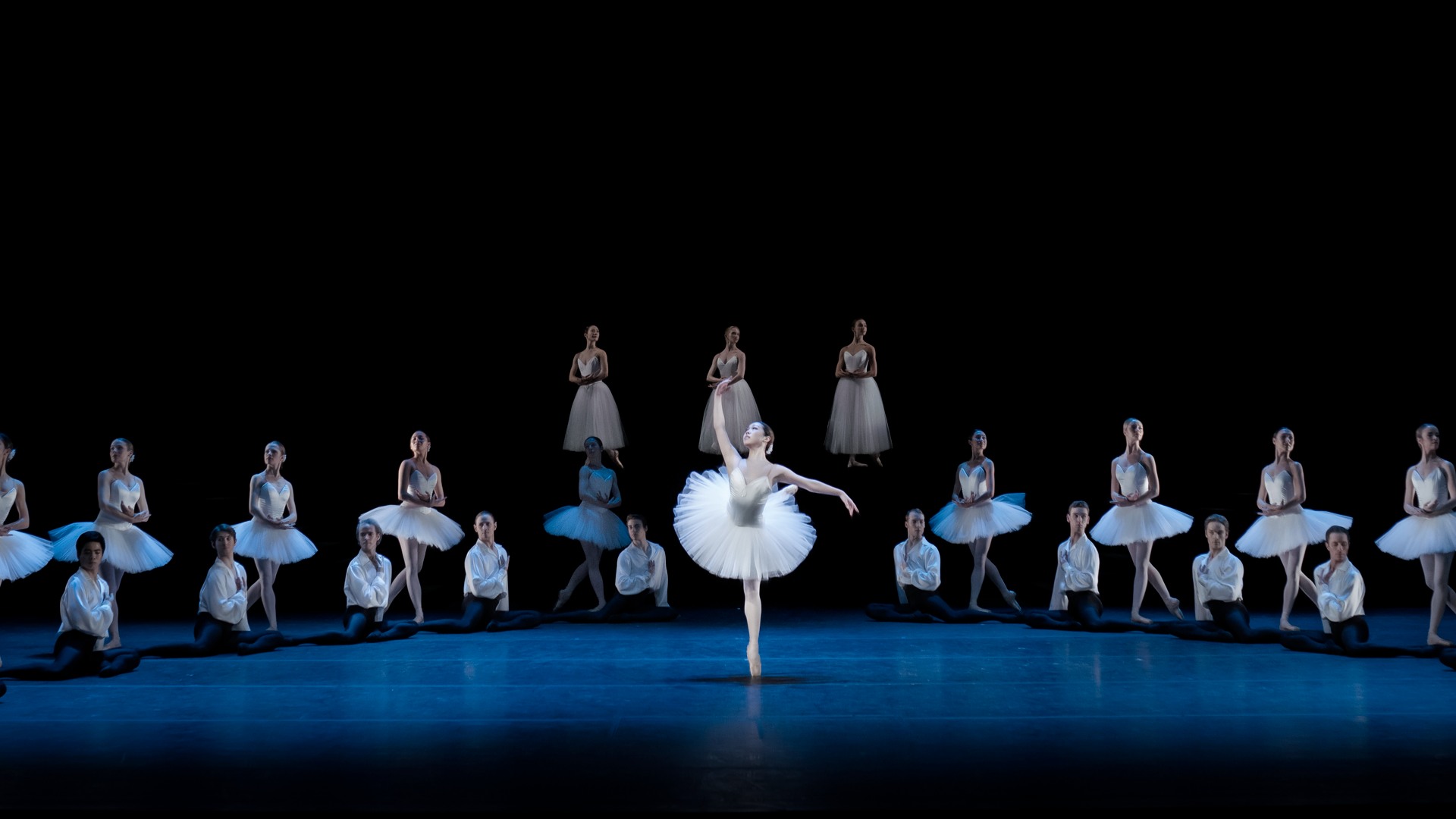 Kungliga Balettens kompani dansar på scenen.