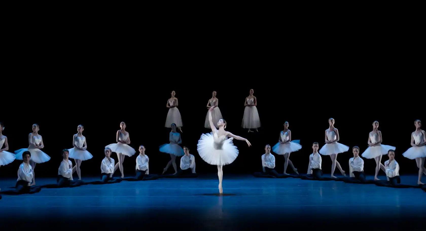 Kungliga Balettens kompani dansar på scenen.