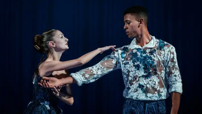 En kvinna håller i en mans arm, som om hon undersökte den.