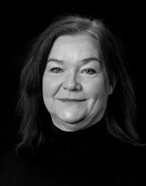 Närbild på en kvinna med halvlångt, mörkt hår.