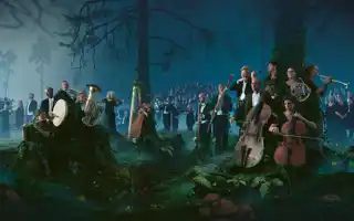 En stor mängd musiker som står och sitter i ett skogslandskap.