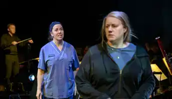 En kvinna i sjukhuskläder står snett bakom en annan kvinna, i vanliga kläder.