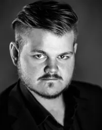 En närbild på en ung man, taget snett uppifrån.