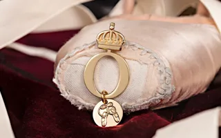 Rosa tåsko med ett smycke på tåspetsen.