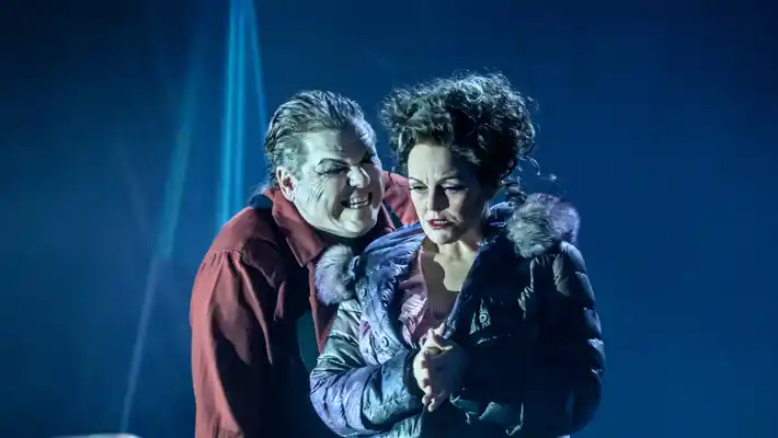 En man och en kvinna står på en scen.