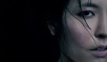 En närbild på ett kvinnoansikte som ser ledsamt ut.