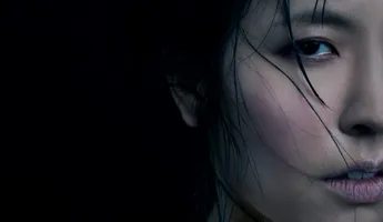 En närbild på ett kvinnoansikte som ser ledsamt ut.