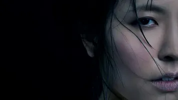 En närbild på ett kvinnoansikte som ser ledsamt ut.