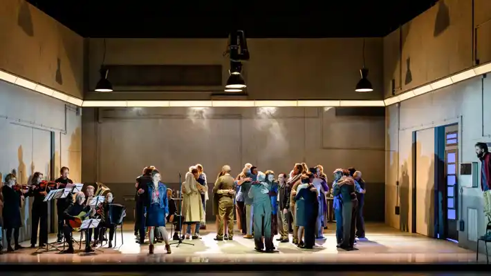 En grupp människor som står på en scen.