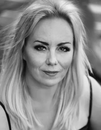 En närbild på en blond kvinna, tagen snett uppifrån.