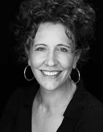 En närbild på en leende kvinna med kort mörkt hår.