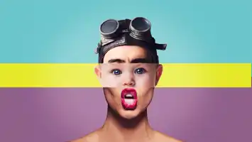 Person med svarta skyddsglasögon och sammansatt ansikte mot en trefärgad bakgrund i gult, ljusblått och lila.