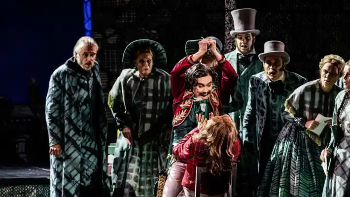 En grupp människor som står runt varandra på en scen.