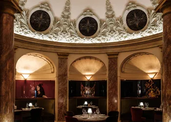 Ett cirkelformat rikt utsmyckat rum med alkover.