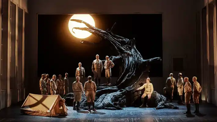 Runt ett knotigt gammalt träd samlas ett gäng med scouter, i förgrunden ett tält, i bakgrunden en måne.