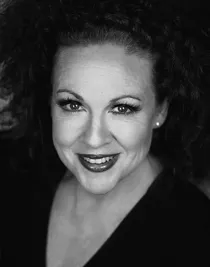 En närbild på en leende kvinna med mörkt hår.