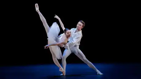 Suite en blanc med Kungliga Baletten.