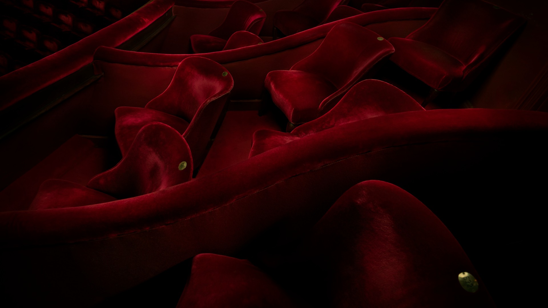 Närbild på stolar i röd sammet i Operans salong.