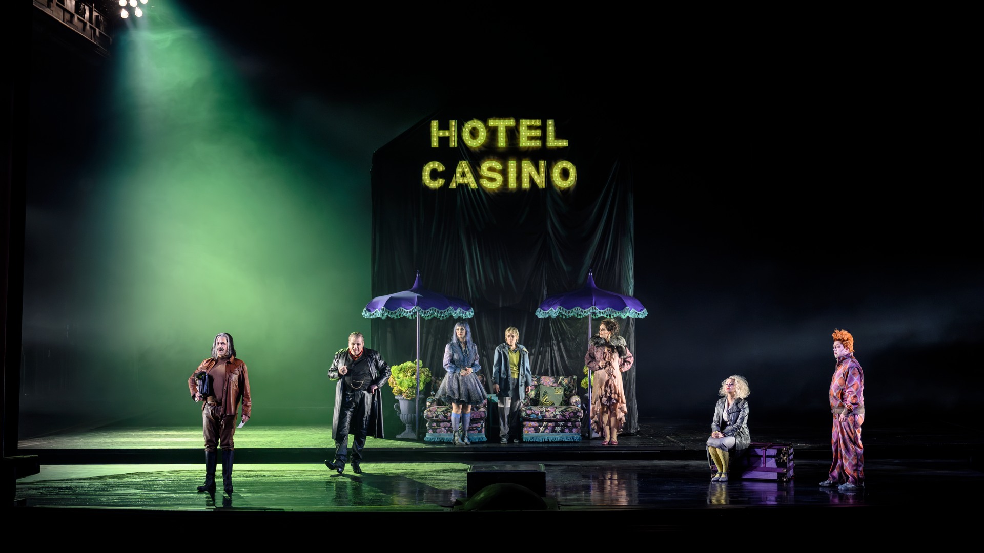 En grupp människor som står i en dekor på scen.