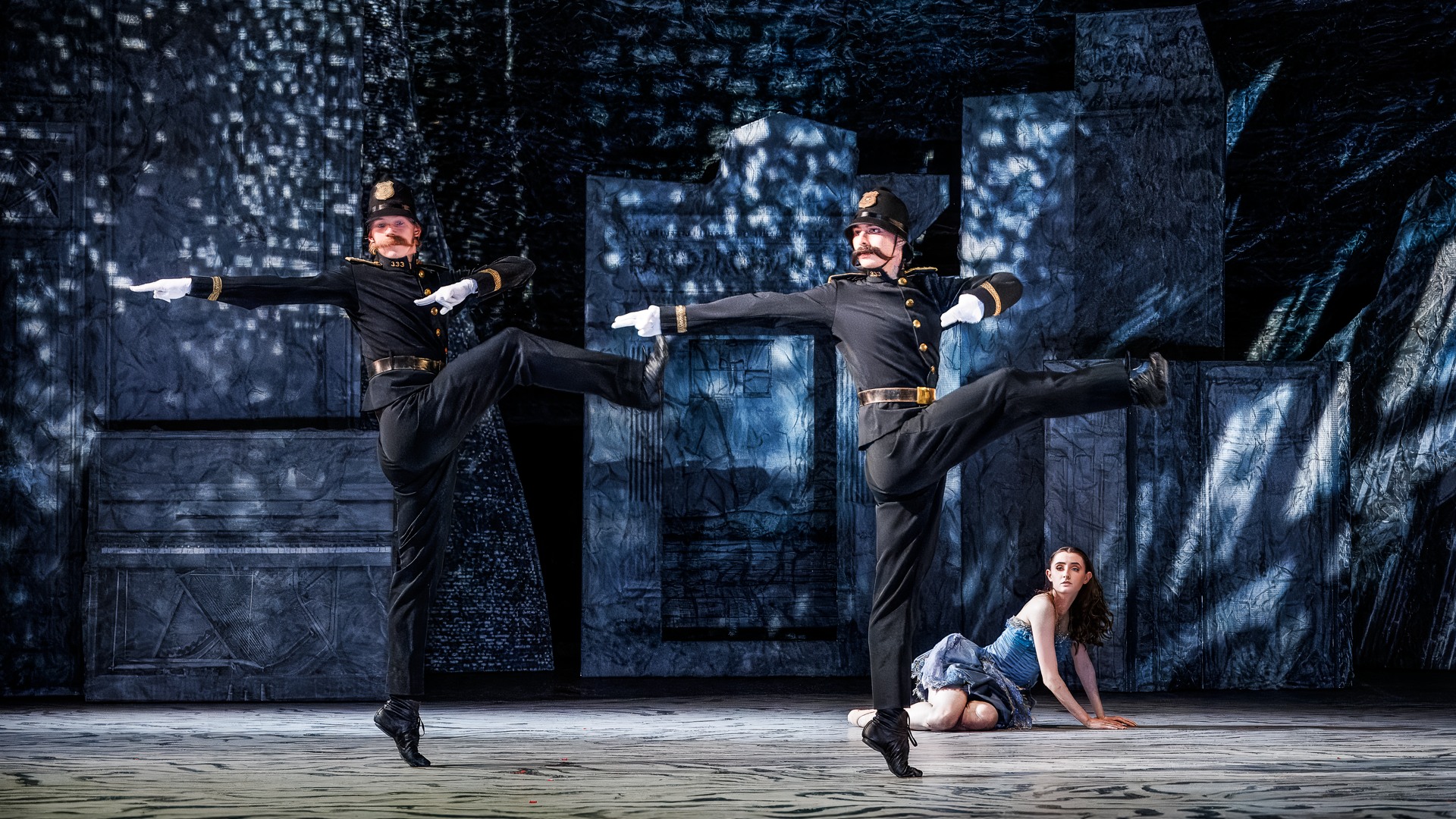 Några personer som står på en scen.