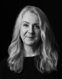 En närbild på en småleende kvinna med långt ljust hår.