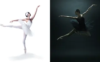 En ballerina i vit kostym balanserar på en tå, andra benet är sträckt bakåt, mitt emot henne en svartklädd ballerina som hoppar.