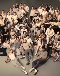 En stor samling människor som sitter och står, samlade i klunga.