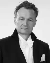 En närbild av en man klädd i frack.