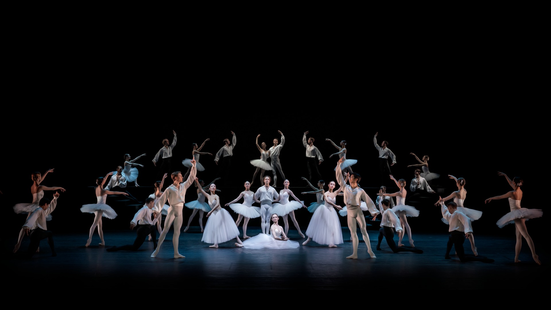Kungliga Balettens kompani dansar på scenen.