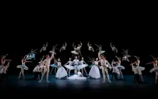 Kungliga Balettens kompani dansar på scenen.