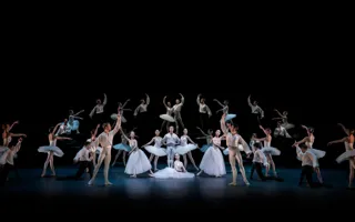 Kungliga Balettens kompani dansar på scenen.