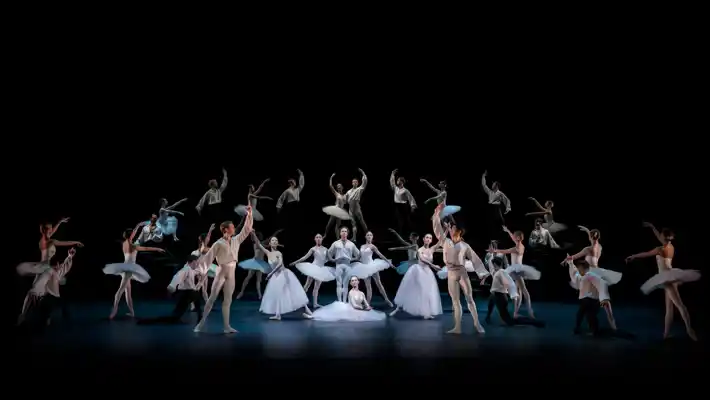 Kungliga Balettens kompani dansar på scenen.