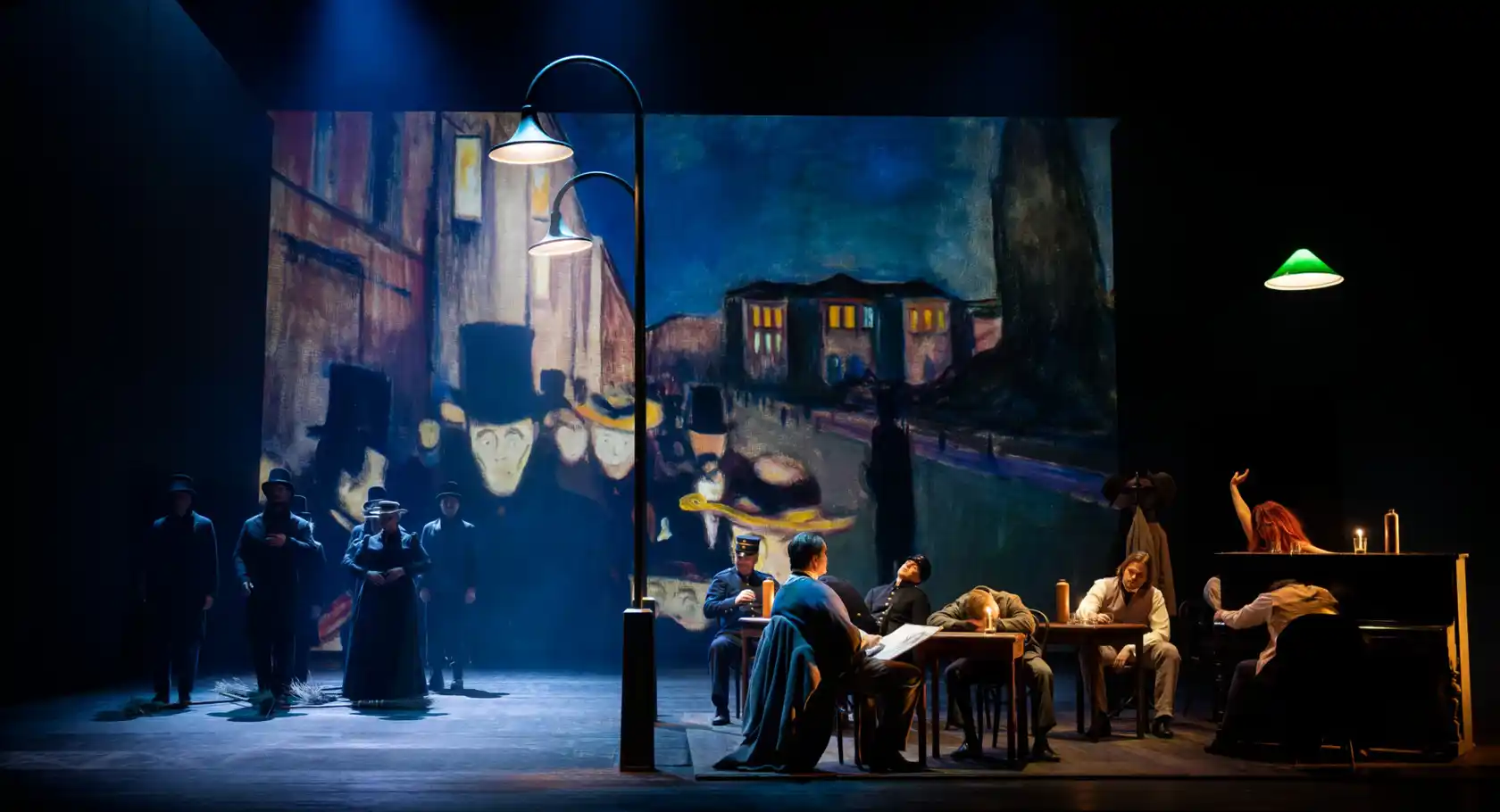 En grupp människor som sitter runt ett bord på en scen.