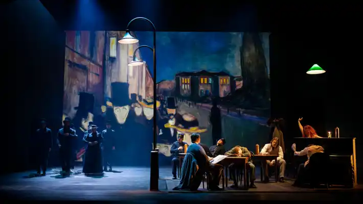 En grupp människor som sitter runt ett bord på en scen.