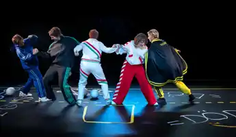 Fem människor i armkrok som drar i varandra.