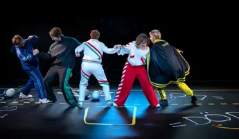 Fem människor i armkrok som drar i varandra.