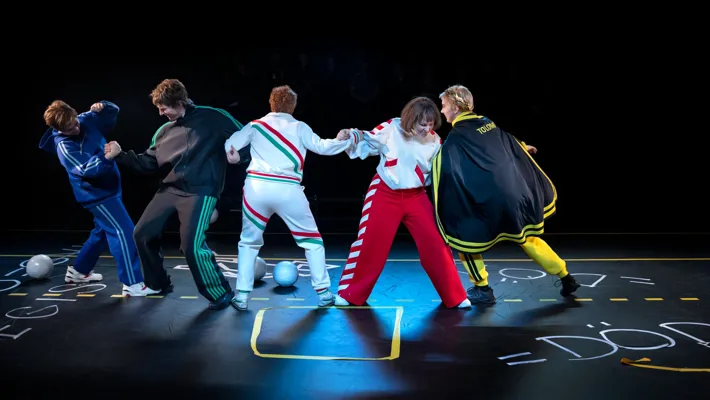 Fem människor i armkrok som drar i varandra.