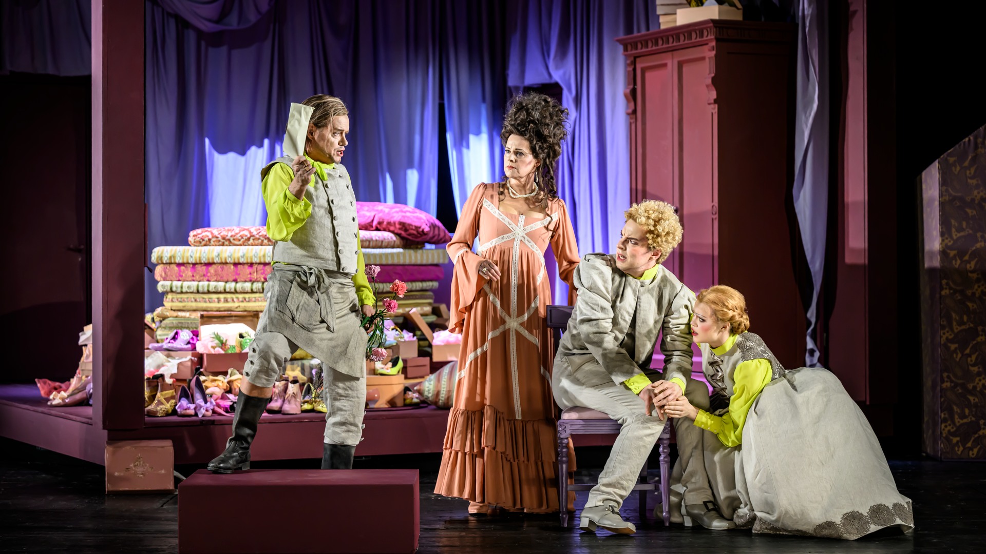 Fyra personer i ett rum, en man viftar med ett brev.