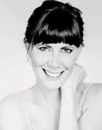 En närbild på en leende kvinna.