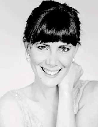 En närbild på en leende kvinna.