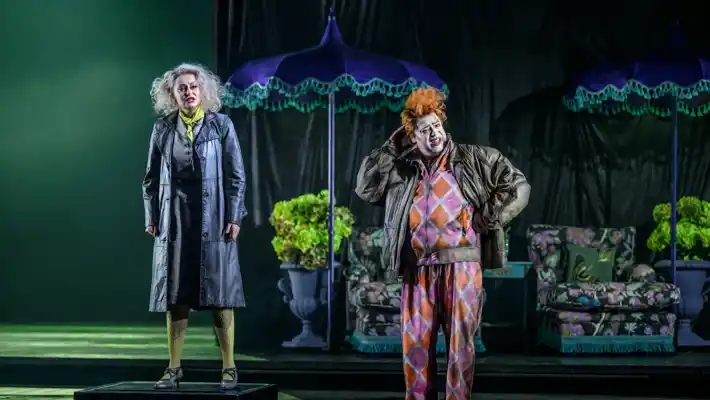 Några personer som står på en scen.