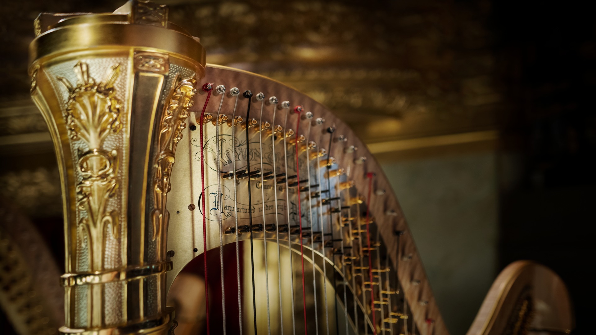 En närbild på överstycket till en harpa.